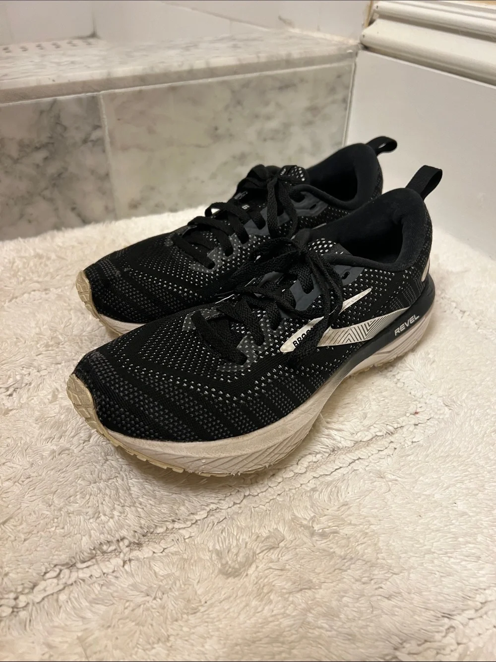 Brooks Women’s Black Knit Lace-Up Running Sneakers 7.5